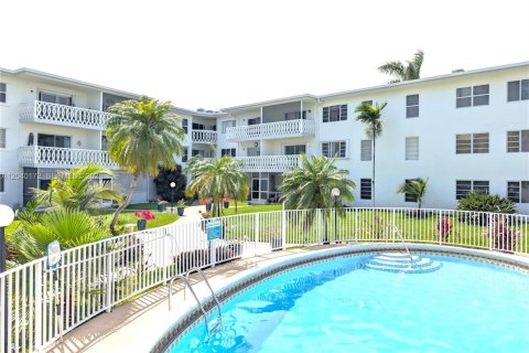 Condominio en alquiler en Hallandale Beach, Florida, 1 dormitorio, 67.82 m2 № 2086432 - foto 2