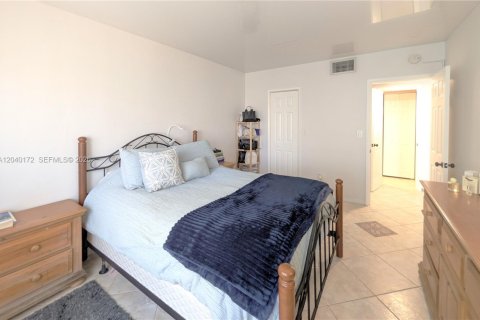 Condominio en alquiler en Hallandale Beach, Florida, 1 dormitorio, 67.82 m2 № 2086432 - foto 4