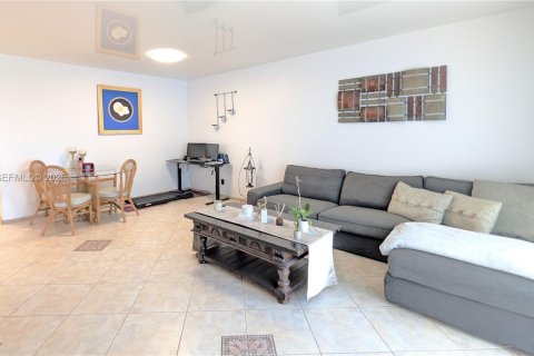 Condominio en alquiler en Hallandale Beach, Florida, 1 dormitorio, 67.82 m2 № 2086432 - foto 13