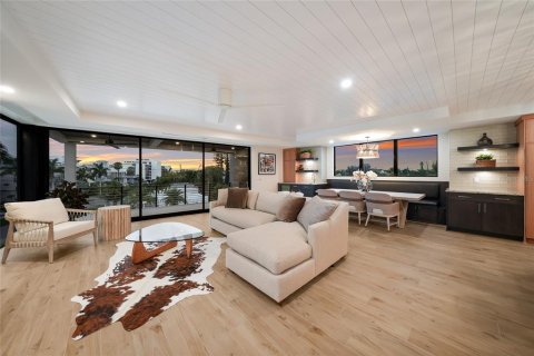 House in Sarasota, Florida 5 bedrooms, 389.35 sq.m. № 2226024 - photo 15