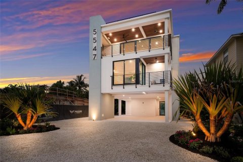 House in Sarasota, Florida 5 bedrooms, 389.35 sq.m. № 2226024