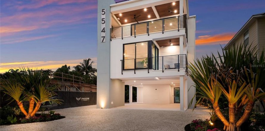 House in Sarasota, Florida 5 bedrooms, 389.35 sq.m. № 2226024