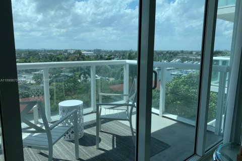 Condo in Miami, Florida, 1 bedroom  № 1953554 - photo 2