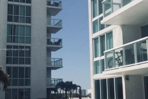 Condo in Miami, Florida, 1 bedroom  № 1953554 - photo 7
