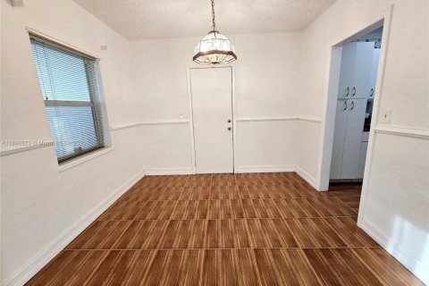 House in North Miami Beach, Florida 3 bedrooms, 128.76 sq.m. № 1948165 - photo 12