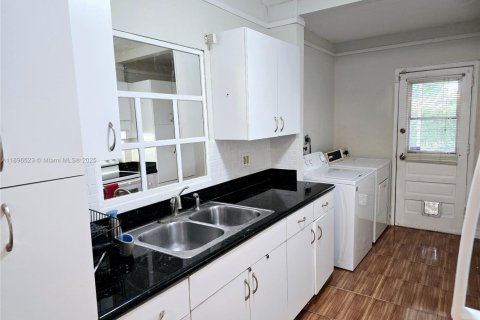 House in North Miami Beach, Florida 3 bedrooms, 128.76 sq.m. № 1948165 - photo 13