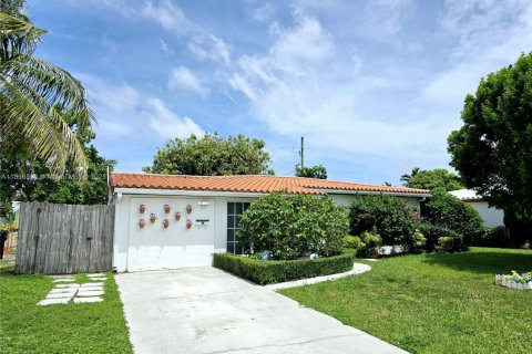 House in North Miami Beach, Florida 3 bedrooms, 128.76 sq.m. № 1948165 - photo 8
