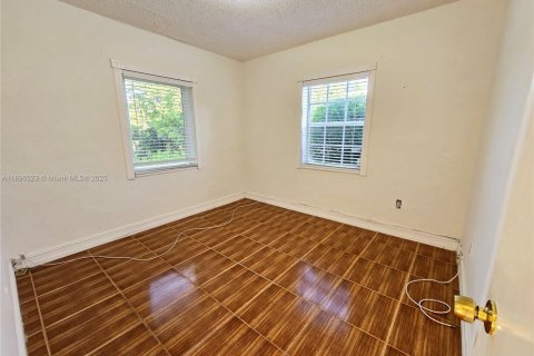 House in North Miami Beach, Florida 3 bedrooms, 128.76 sq.m. № 1948165 - photo 18