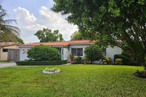 House in North Miami Beach, Florida 3 bedrooms, 128.76 sq.m. № 1948165 - photo 1