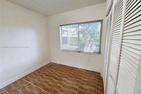 House in North Miami Beach, Florida 3 bedrooms, 128.76 sq.m. № 1948165 - photo 15