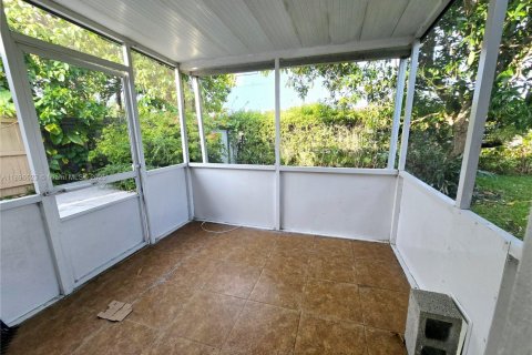 House in North Miami Beach, Florida 3 bedrooms, 128.76 sq.m. № 1948165 - photo 6