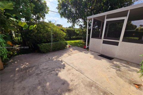 House in North Miami Beach, Florida 3 bedrooms, 128.76 sq.m. № 1948165 - photo 4