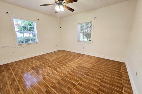 House in North Miami Beach, Florida 3 bedrooms, 128.76 sq.m. № 1948165 - photo 16