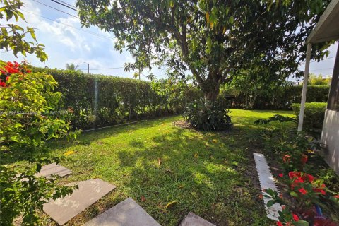 House in North Miami Beach, Florida 3 bedrooms, 128.76 sq.m. № 1948165 - photo 2