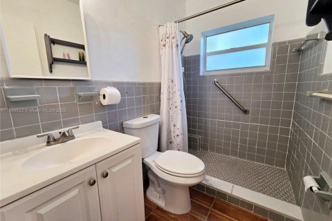 House in North Miami Beach, Florida 3 bedrooms, 128.76 sq.m. № 1948165 - photo 17