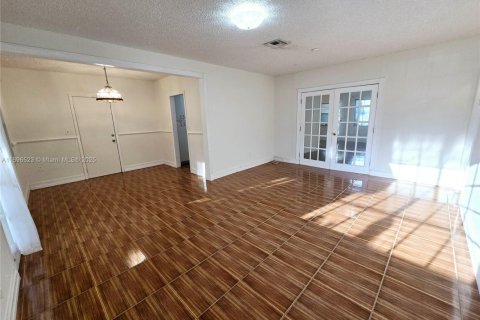 House in North Miami Beach, Florida 3 bedrooms, 128.76 sq.m. № 1948165 - photo 11