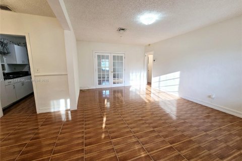 House in North Miami Beach, Florida 3 bedrooms, 128.76 sq.m. № 1948165 - photo 10