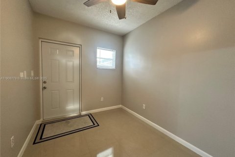 Снять в аренду коммерческую недвижимость в Хайалиа, Флорида 1 спальня, 37.16м2, № 1963255 - фото 12