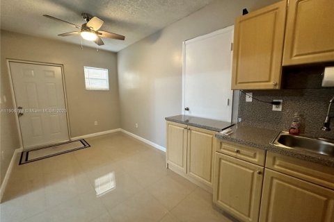 Снять в аренду коммерческую недвижимость в Хайалиа, Флорида 1 спальня, 37.16м2, № 1963255 - фото 6