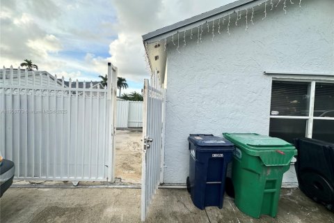 Снять в аренду коммерческую недвижимость в Хайалиа, Флорида 1 спальня, 37.16м2, № 1963255 - фото 1