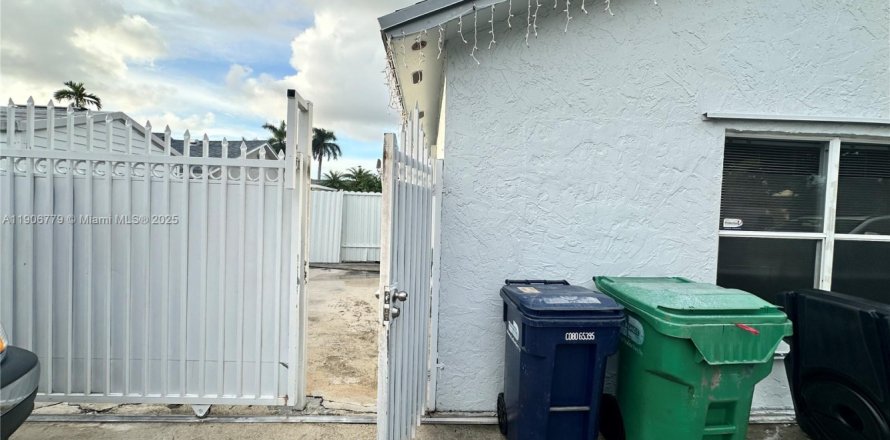 Коммерческая недвижимость в Хайалиа, Флорида 1 спальня, 37.16м2 № 1963255