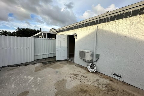 Снять в аренду коммерческую недвижимость в Хайалиа, Флорида 1 спальня, 37.16м2, № 1963255 - фото 2