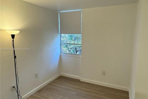 Adosado en venta en South Miami, Florida, 3 dormitorios, 90.12 m2 № 1957107 - foto 12