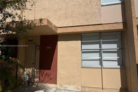 Adosado en venta en South Miami, Florida, 3 dormitorios, 90.12 m2 № 1957107 - foto 1