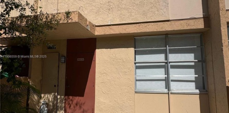 Adosado en South Miami, Florida 3 dormitorios, 90.12 m2 № 1957107