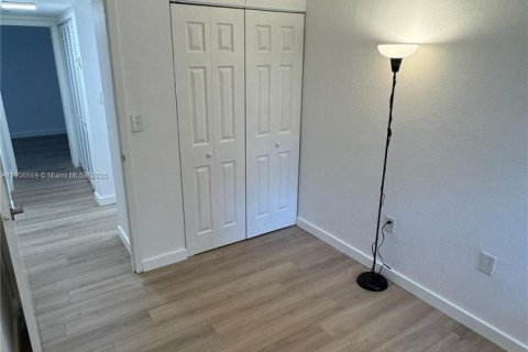 Adosado en venta en South Miami, Florida, 3 dormitorios, 90.12 m2 № 1957107 - foto 11