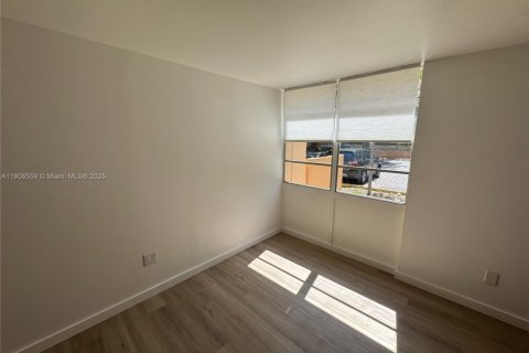 Adosado en venta en South Miami, Florida, 3 dormitorios, 90.12 m2 № 1957107 - foto 9