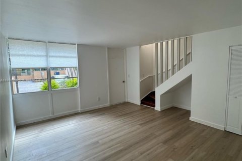 Adosado en venta en South Miami, Florida, 3 dormitorios, 90.12 m2 № 1957107 - foto 7