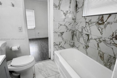 Villa ou maison à louer à Miami, Floride: 2 chambres, 162.39 m2 № 2006681 - photo 8