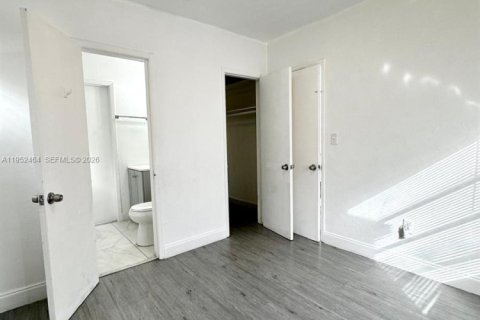 Villa ou maison à louer à Miami, Floride: 2 chambres, 162.39 m2 № 2006681 - photo 10