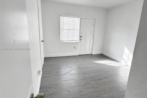 Villa ou maison à louer à Miami, Floride: 2 chambres, 162.39 m2 № 2006681 - photo 6
