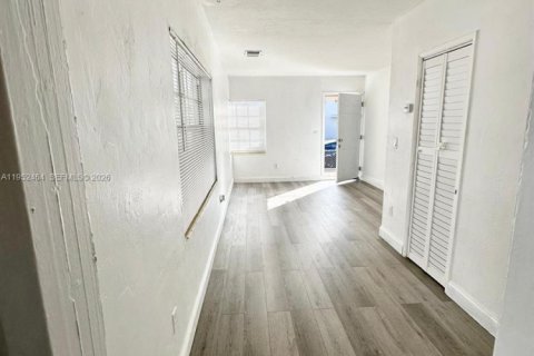 Villa ou maison à louer à Miami, Floride: 2 chambres, 162.39 m2 № 2006681 - photo 5