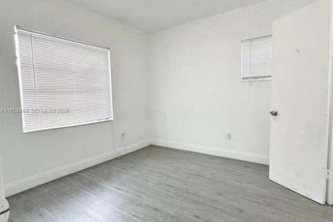 Villa ou maison à louer à Miami, Floride: 2 chambres, 162.39 m2 № 2006681 - photo 9