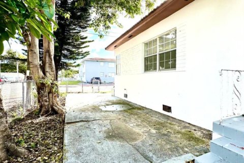 Villa ou maison à louer à Miami, Floride: 2 chambres, 162.39 m2 № 2006681 - photo 15