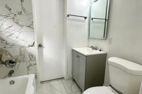 Villa ou maison à louer à Miami, Floride: 2 chambres, 162.39 m2 № 2006681 - photo 11
