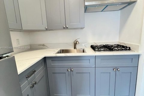 Villa ou maison à louer à Miami, Floride: 2 chambres, 162.39 m2 № 2006681 - photo 2