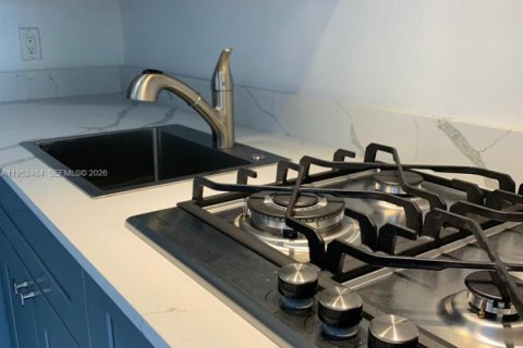 Villa ou maison à louer à Miami, Floride: 2 chambres, 162.39 m2 № 2006681 - photo 3