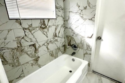 Villa ou maison à louer à Miami, Floride: 2 chambres, 162.39 m2 № 2006681 - photo 12