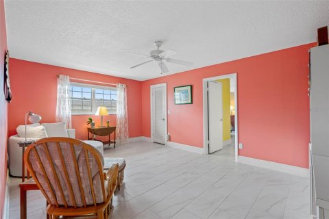 Condo in Belleair Bluffs, Florida, 4 bedrooms  № 2275728 - photo 24