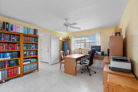 Condo in Belleair Bluffs, Florida, 4 bedrooms  № 2275728 - photo 25