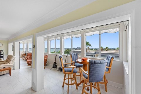 Condo in Belleair Bluffs, Florida, 4 bedrooms  № 2275728 - photo 6