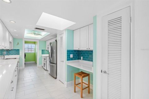 Condo in Belleair Bluffs, Florida, 4 bedrooms  № 2275728 - photo 12
