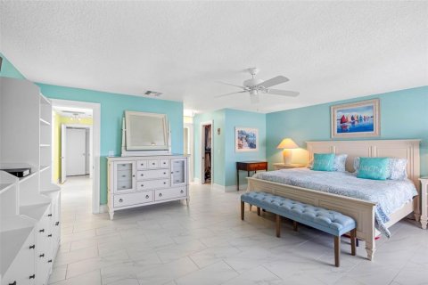 Condo in Belleair Bluffs, Florida, 4 bedrooms  № 2275728 - photo 17