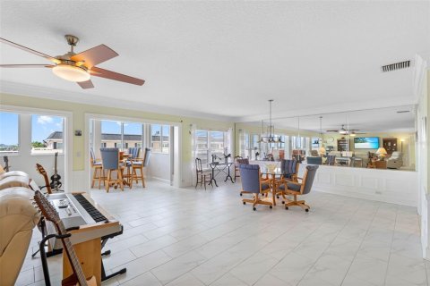 Condo in Belleair Bluffs, Florida, 4 bedrooms  № 2275728 - photo 10