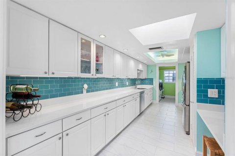 Condo in Belleair Bluffs, Florida, 4 bedrooms  № 2275728 - photo 11