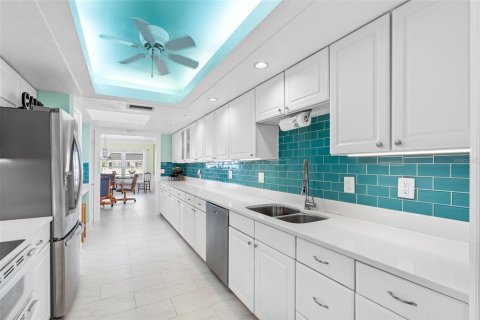 Condo in Belleair Bluffs, Florida, 4 bedrooms  № 2275728 - photo 13